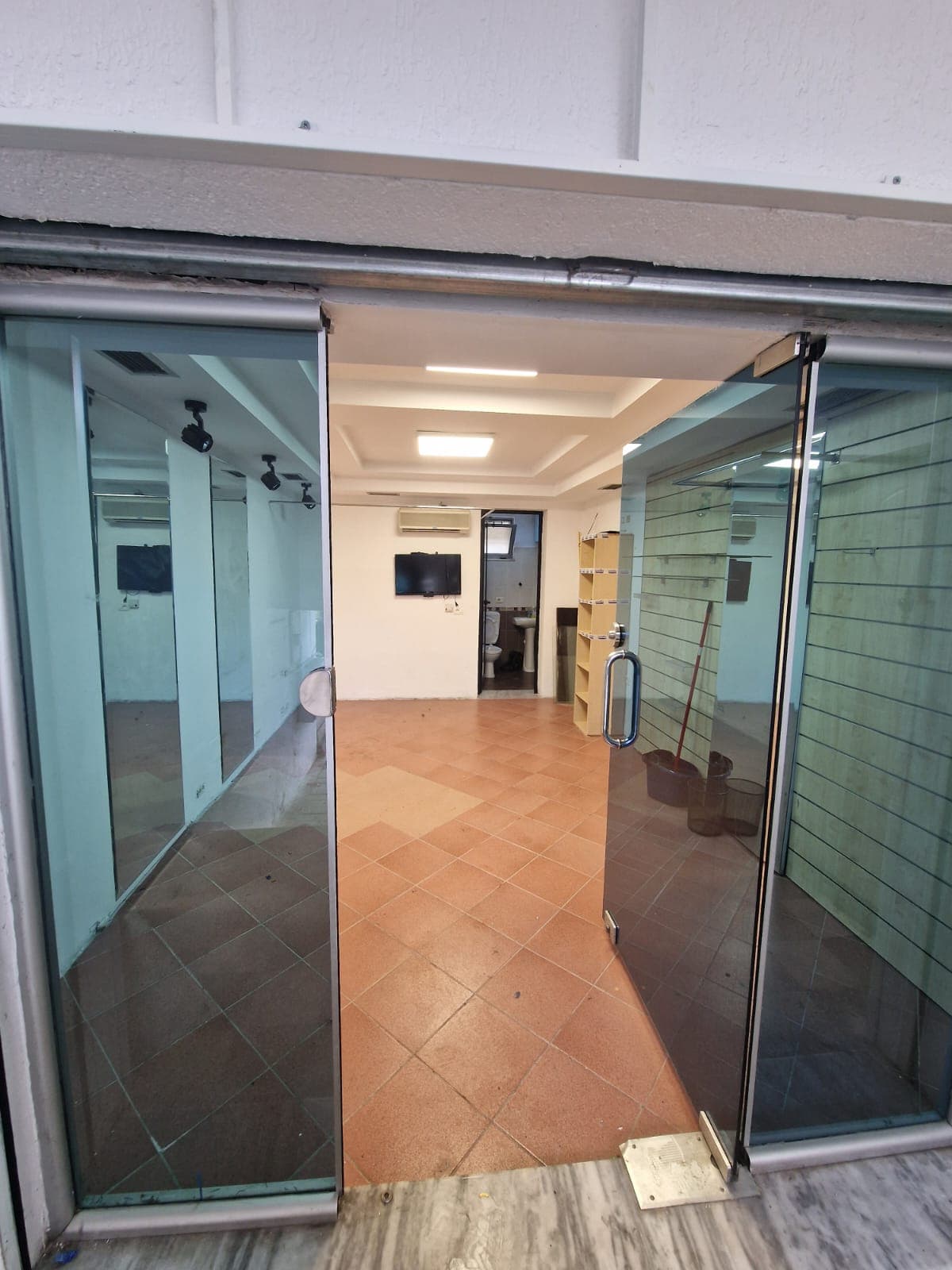 Dyqan Për Qira në Ali Demi, Tiranë - 500€ | 0.5 kat 2