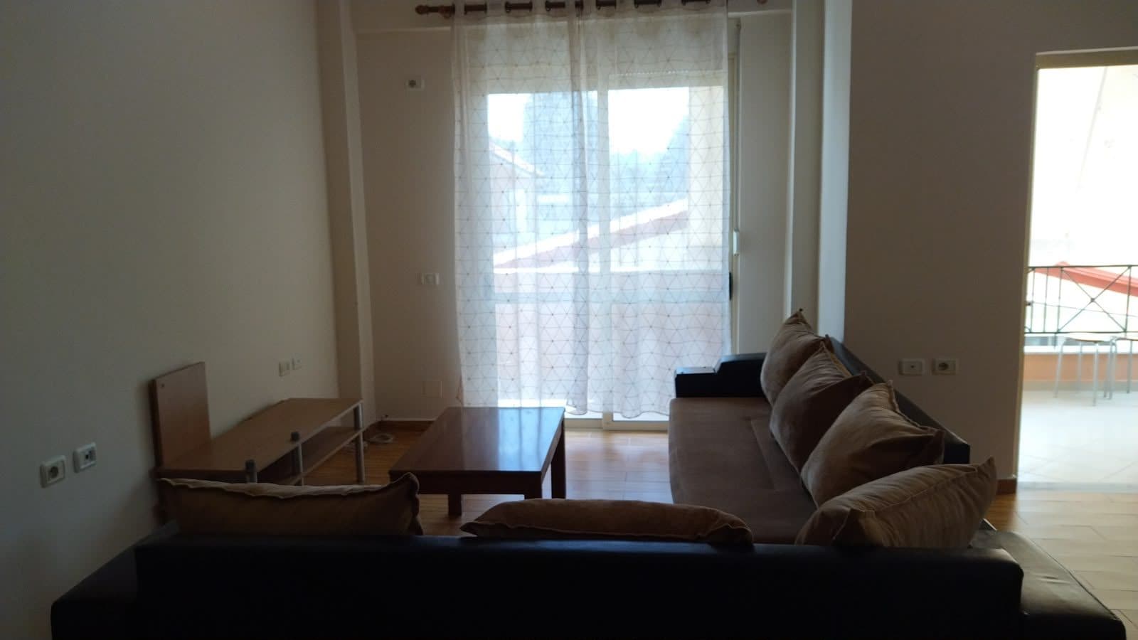 Jepet me qera apartament 1+1 tek Komuna e Parisit 2