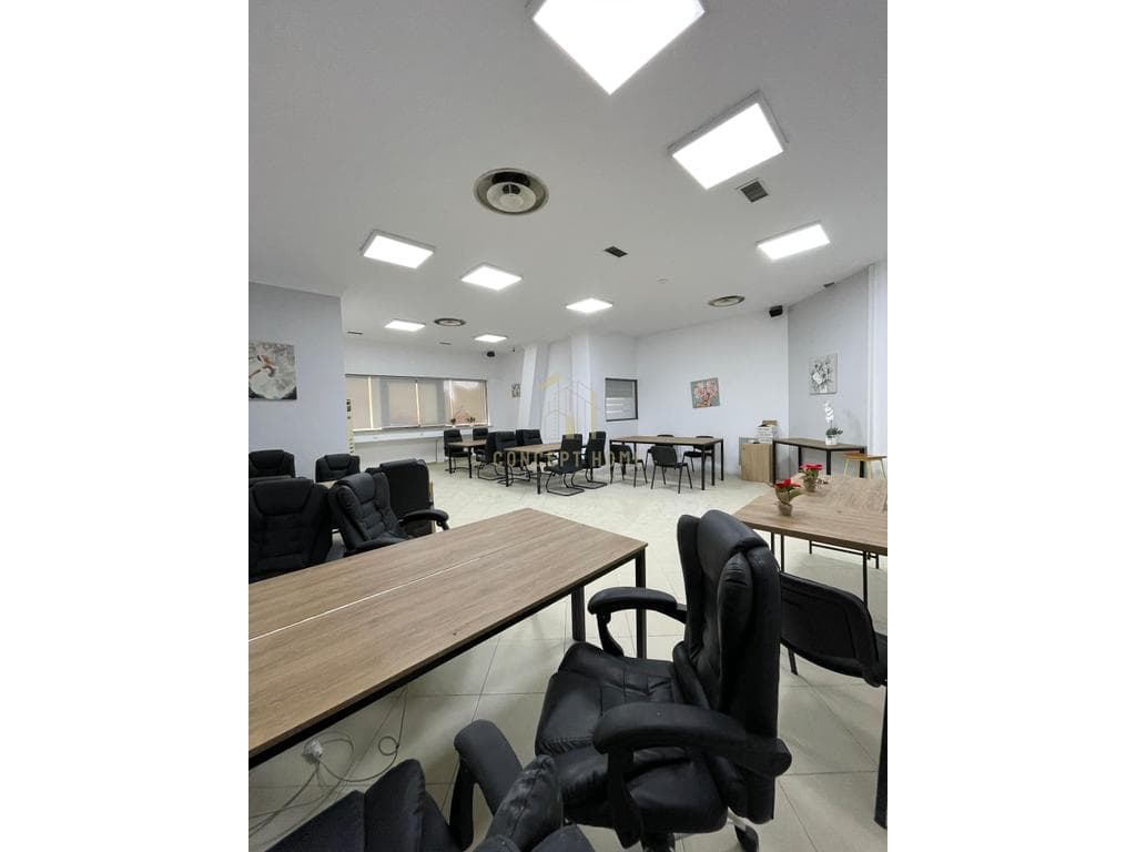 Jepet ambient biznesi me qera tek Condor Center.