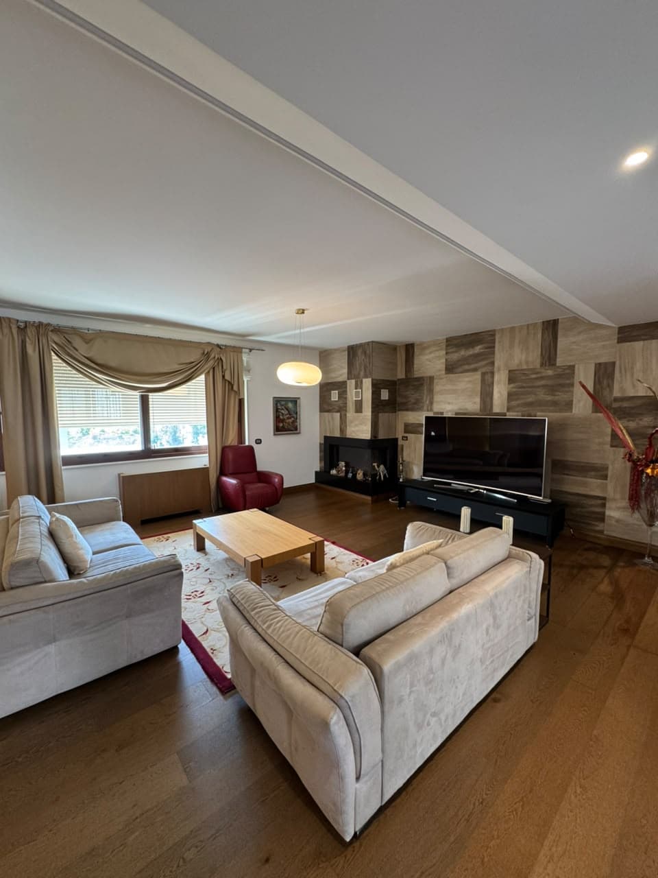Jepet me Qera Penthouse Lux tek Kopshti Zoologjik