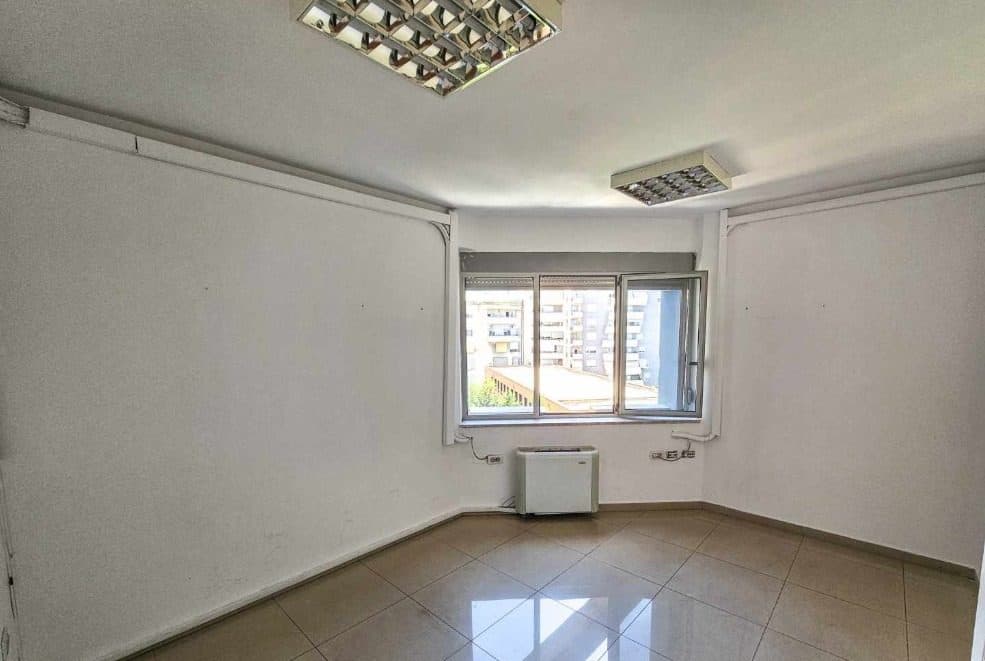 Ambient Komercial 3+1+2 Me Qira në Rruga e Dibrës, Tiranë - 2800€ | 300 m² 3
