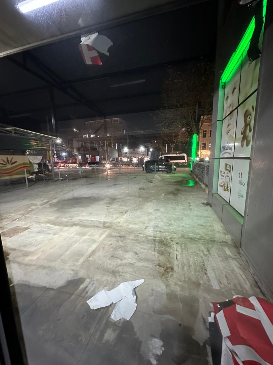 Jepet me qera kapanon + oborr ne Kamez ( Buze rruges Kryesore ) - 100.000 Leke | 250 m² 4