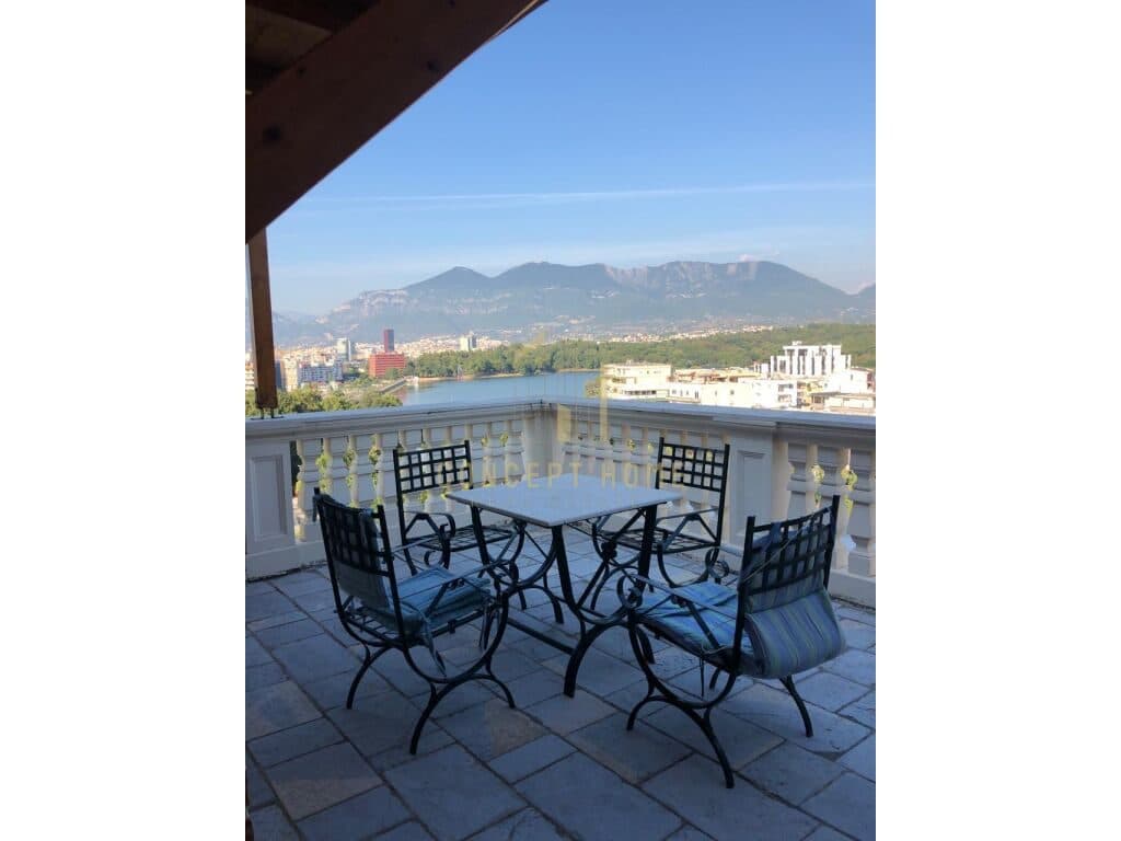 Penthouse 3+2 për Qira në Kopshti Zoologjik, Tiranë - 1000€ | 300 m²