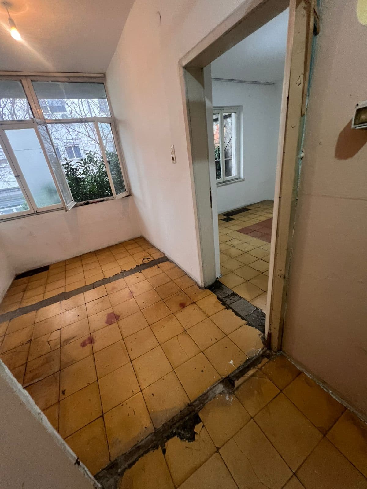 Shitet Apartament 1+1 tek 21 Dhjetori 3