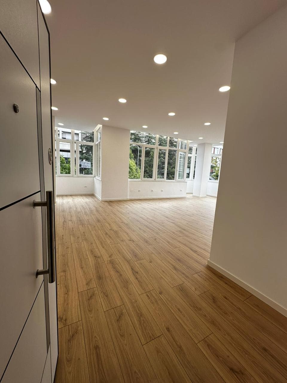 Shitet ambjent biznesi tek Rruga e Kavajes / 230.000 euro 3