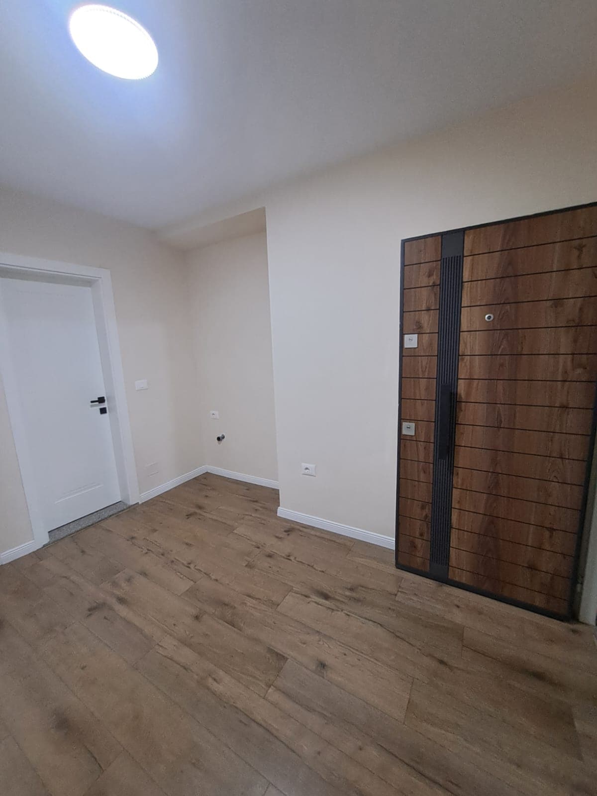 Apartament 2+1 Me Qira në Qendër të Tiranës - 1200€ | 90 m² 2