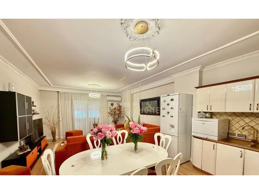 Apartament 2+1+2 me qera tek Komuna e Parisit.
