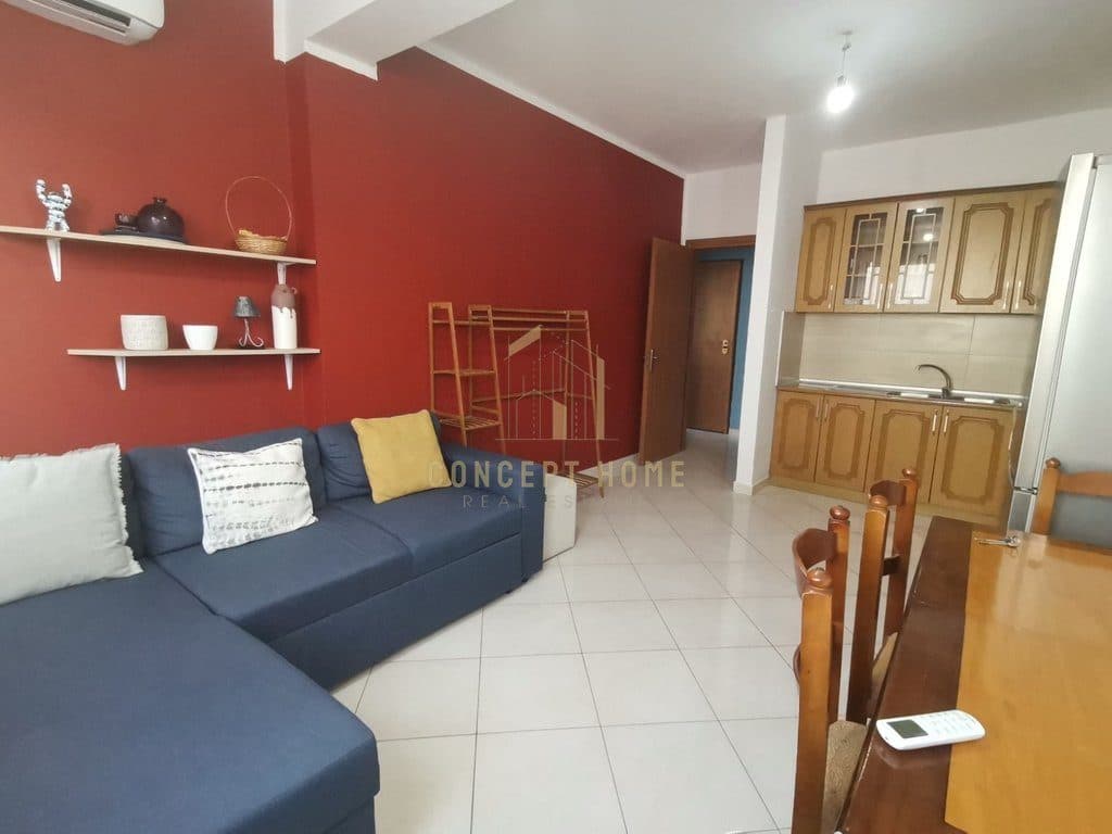 Jepet me qera Apartamet 1+1 Tek Komuna e Parisit/Kristal Center
