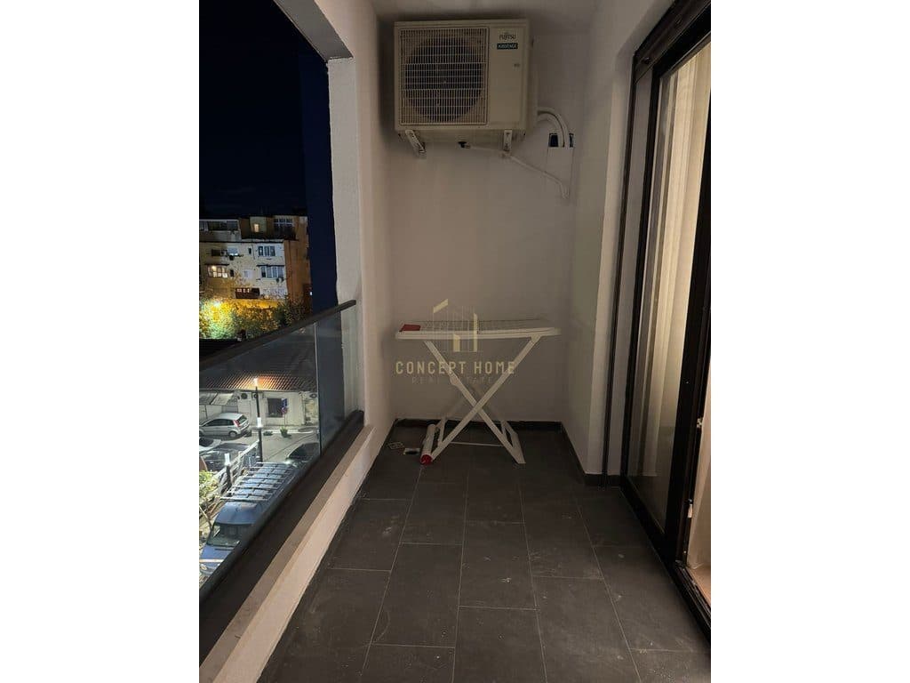 Jepet me qera Apartament 1+1+ Post parkimi tek Komuna e Parisit 3