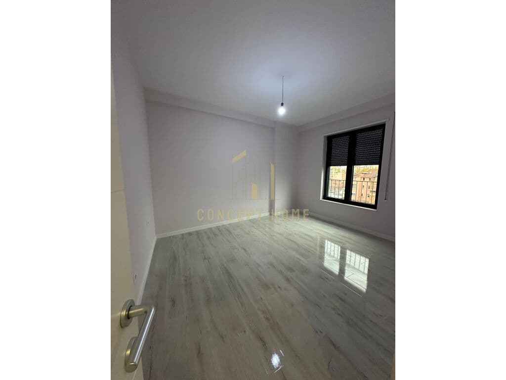 Shitet apartament 2+1+ post Parkimi , Bulevardi i Ri 2