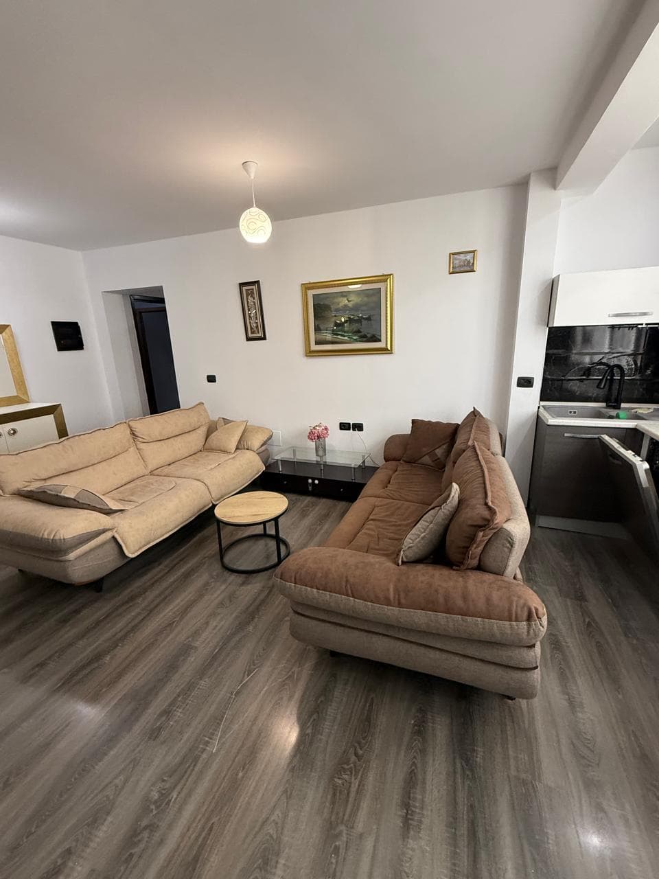 Shitet apartament 2+1 tek ish Fusha e Aviacionit