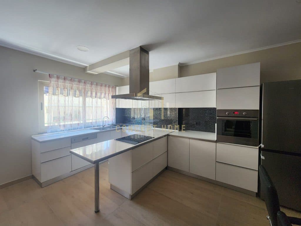 Jepet me qera apartament 2+1 tek Komuna e Parisit 3