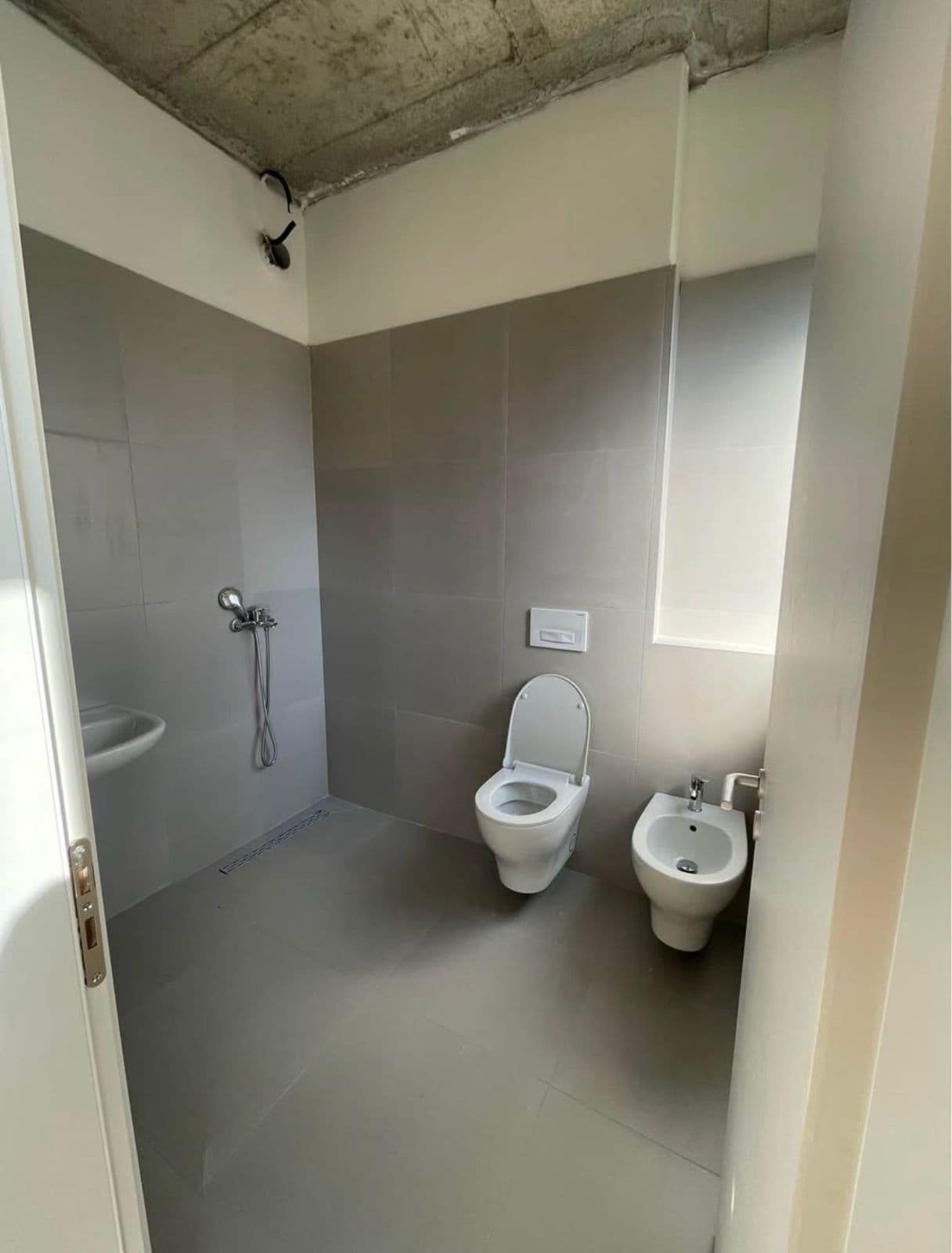 Jepet me qera apartament 2+1+2 tek Liqeni i Thate 4