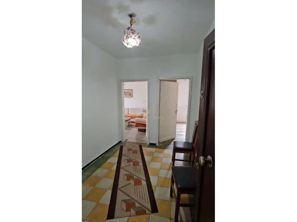 Shitet Apartament 1+1 Tek Pazari i Ri 2
