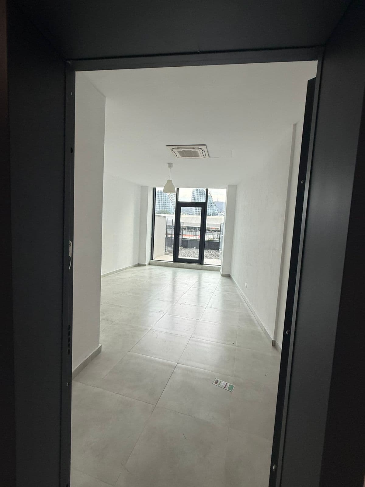 Dyqan Me Qira në Liqeni Artificial, Lake View , Tiranë - 750€ | 40 m²