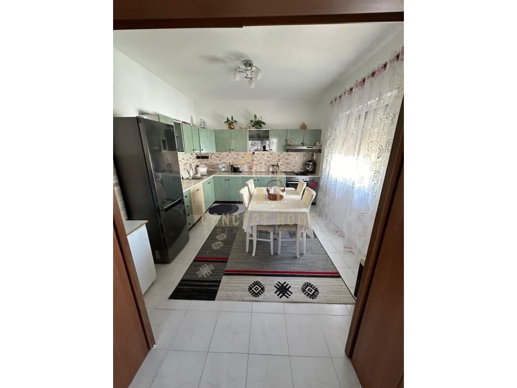 Jepet me qera apartament 3+1 tek Komuna e Parisit