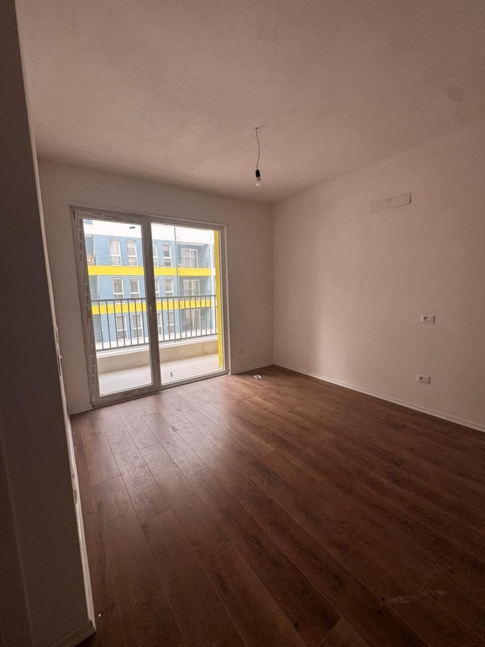 📌 Shitet apartament 1+1+Post Parkimi tek Univers City 2