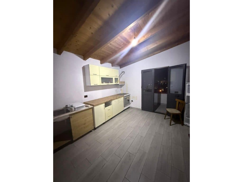 Jepet me qera apartament ne Insitut/Cmimi: 400 Euro 2