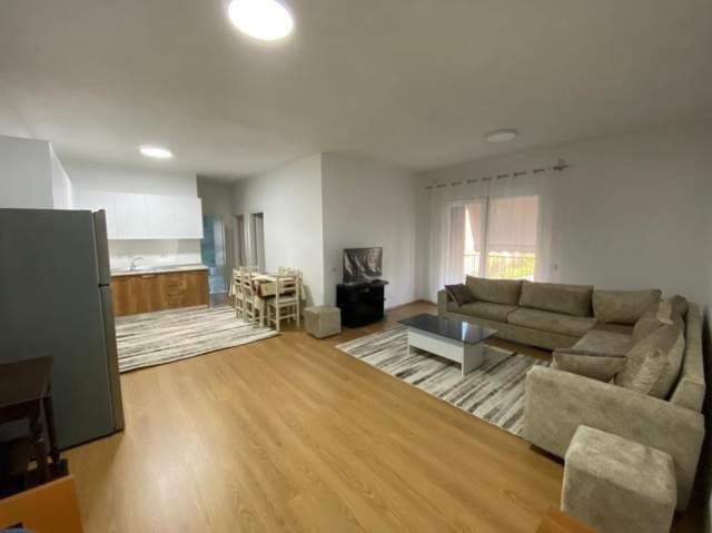 Jepet me qera apartament 3+1 ne Rrugen 5 Maj