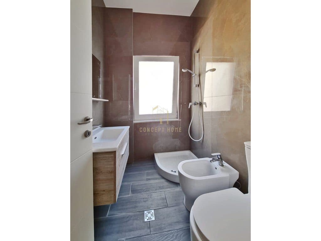 Jepet me qera Apartament luksoz tek Komuna e Parisit 4