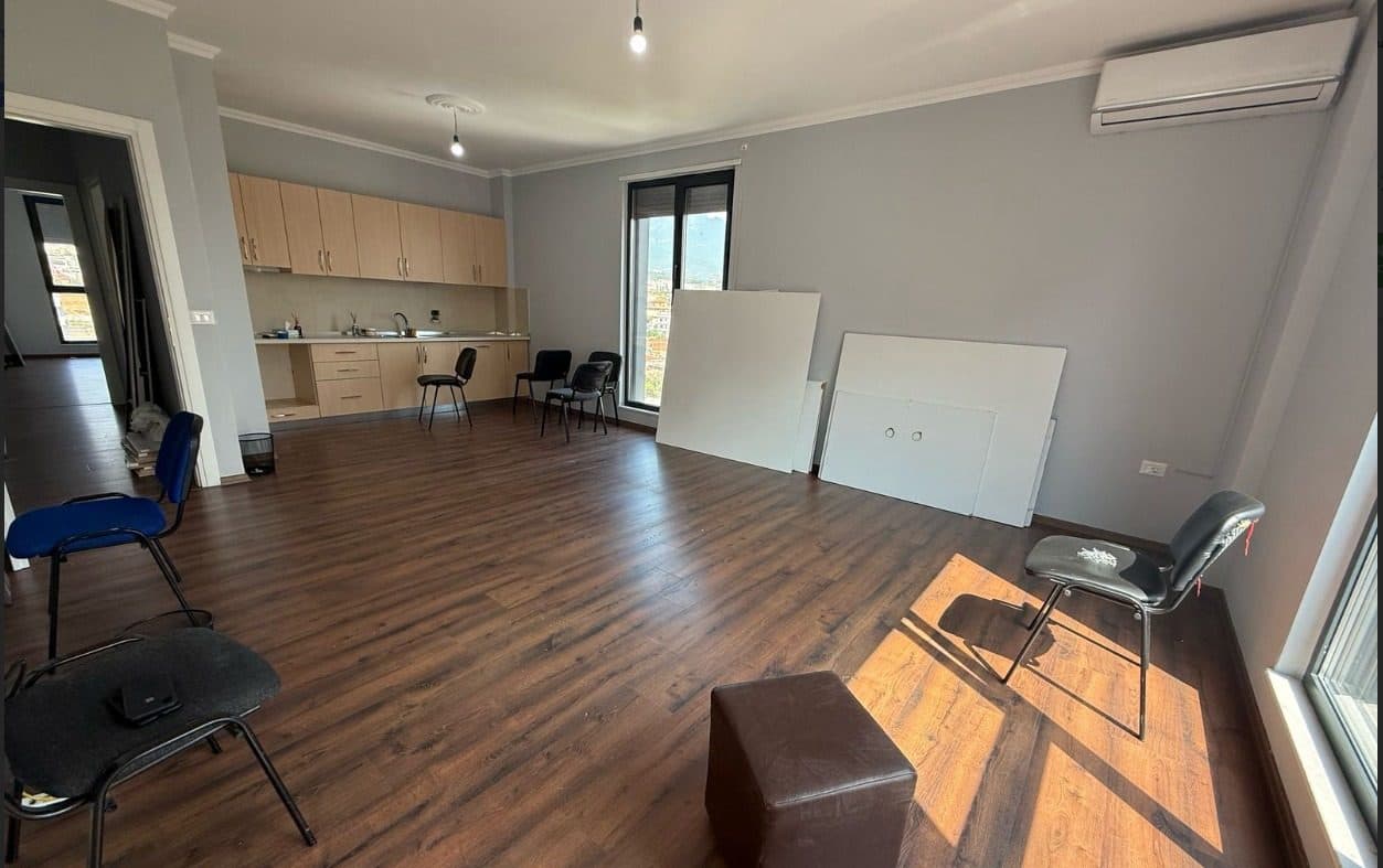 Jepet me qera 3+1 Ne Kinostudio, perballe UET-se 3