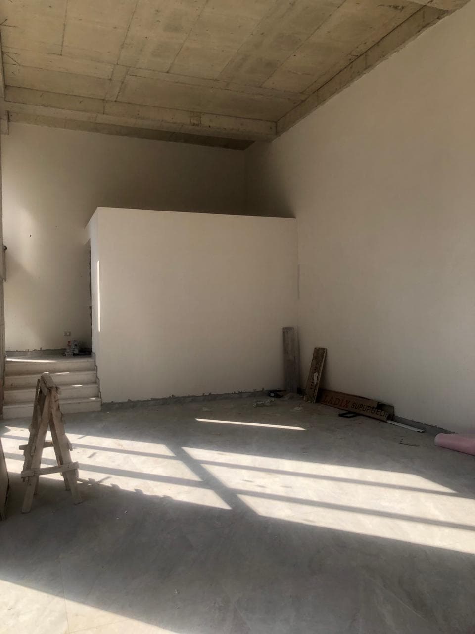 Jepet ambjent biznesi me qera tek Pazari Ri-1200euro/muaji 3