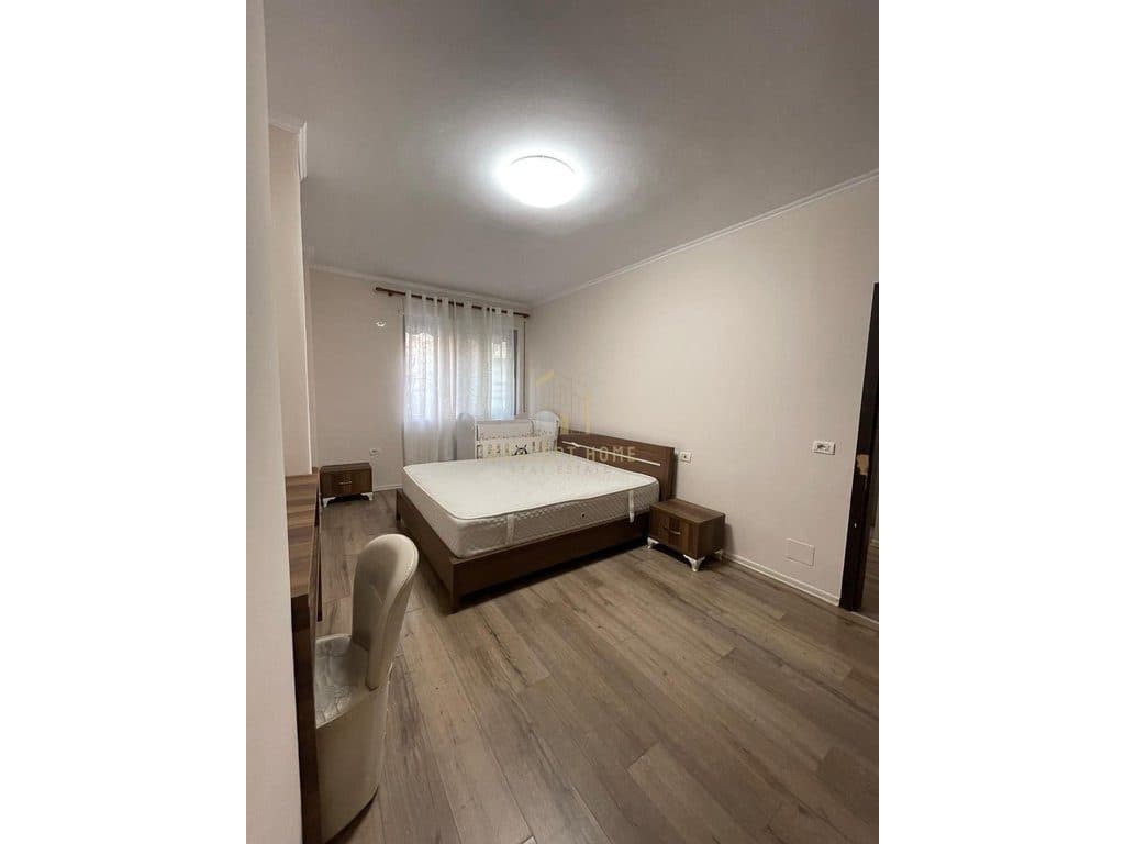 Jepet me qera apartament 3+1 te Kodra e Diellit. 3