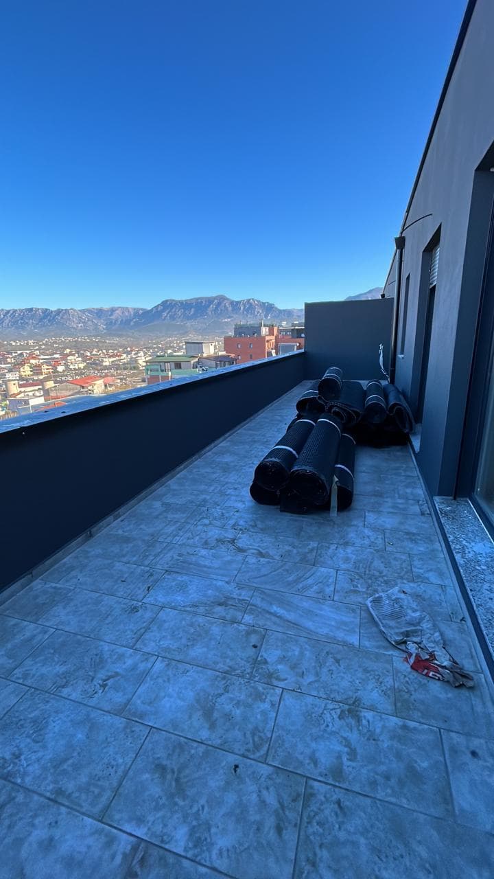 Shitet penthouse 1+1+verande ne Kamez