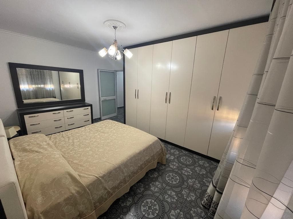 Jepet ne shitje apartament 1+1 ne Kombinat 3