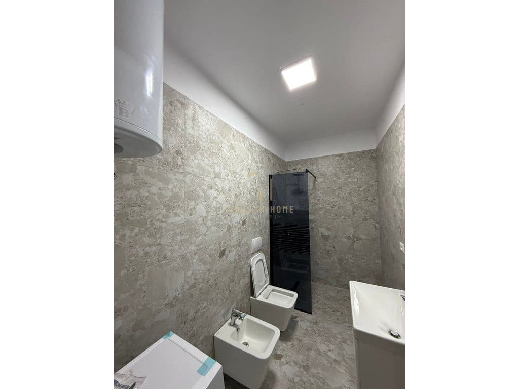 Shitet Apartament 1+1+ depo +parkimi te Shkembi kavajes