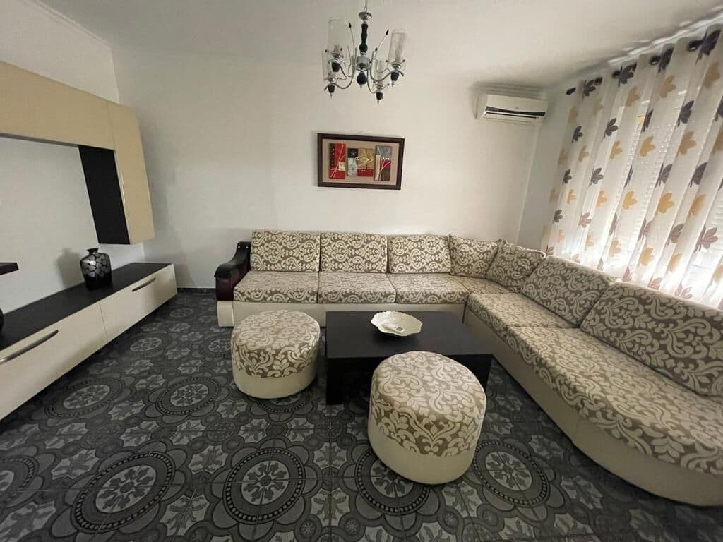 Jepet ne shitje apartament 1+1 ne Kombinat 2
