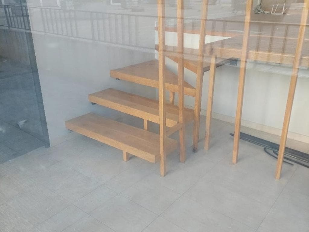Jepet me qera ambient bisnesi prane stacionit te trenit Totali i metrave :53 m 3