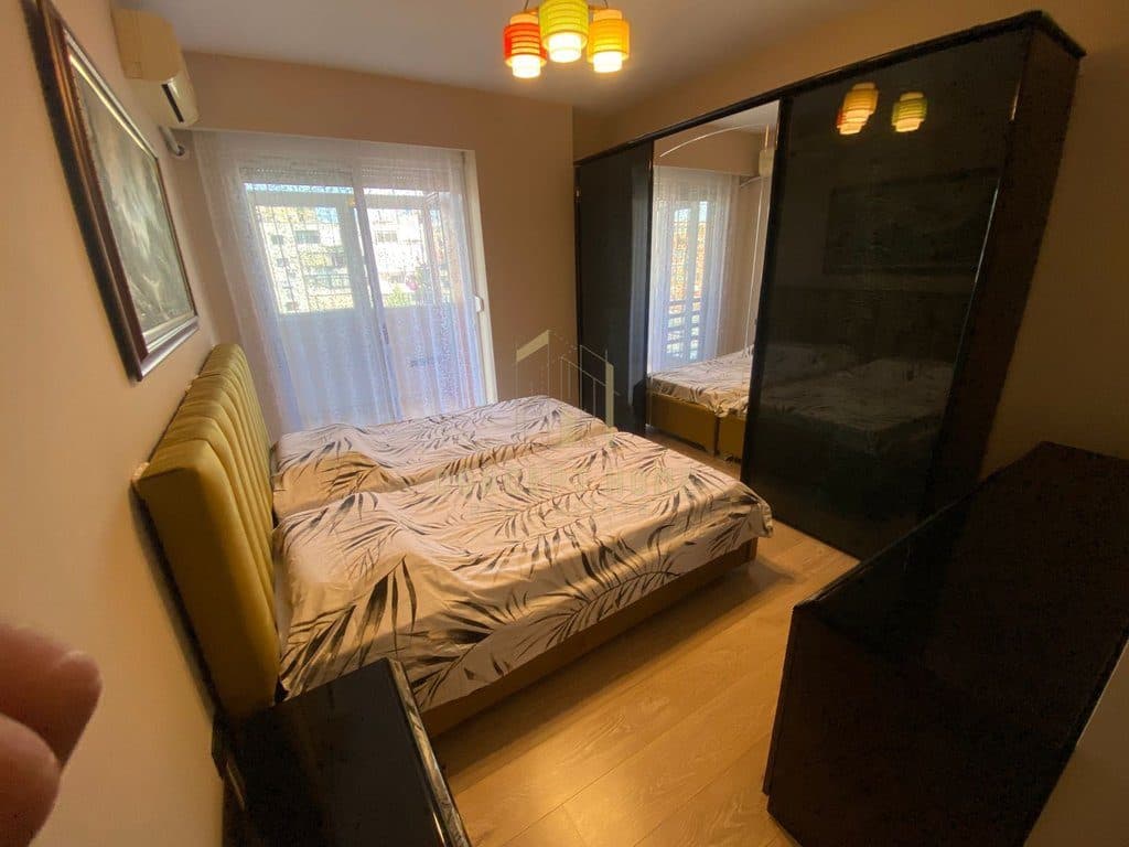 Jepet Apartament me qera 2+1 tek Komuna e Parisit 3