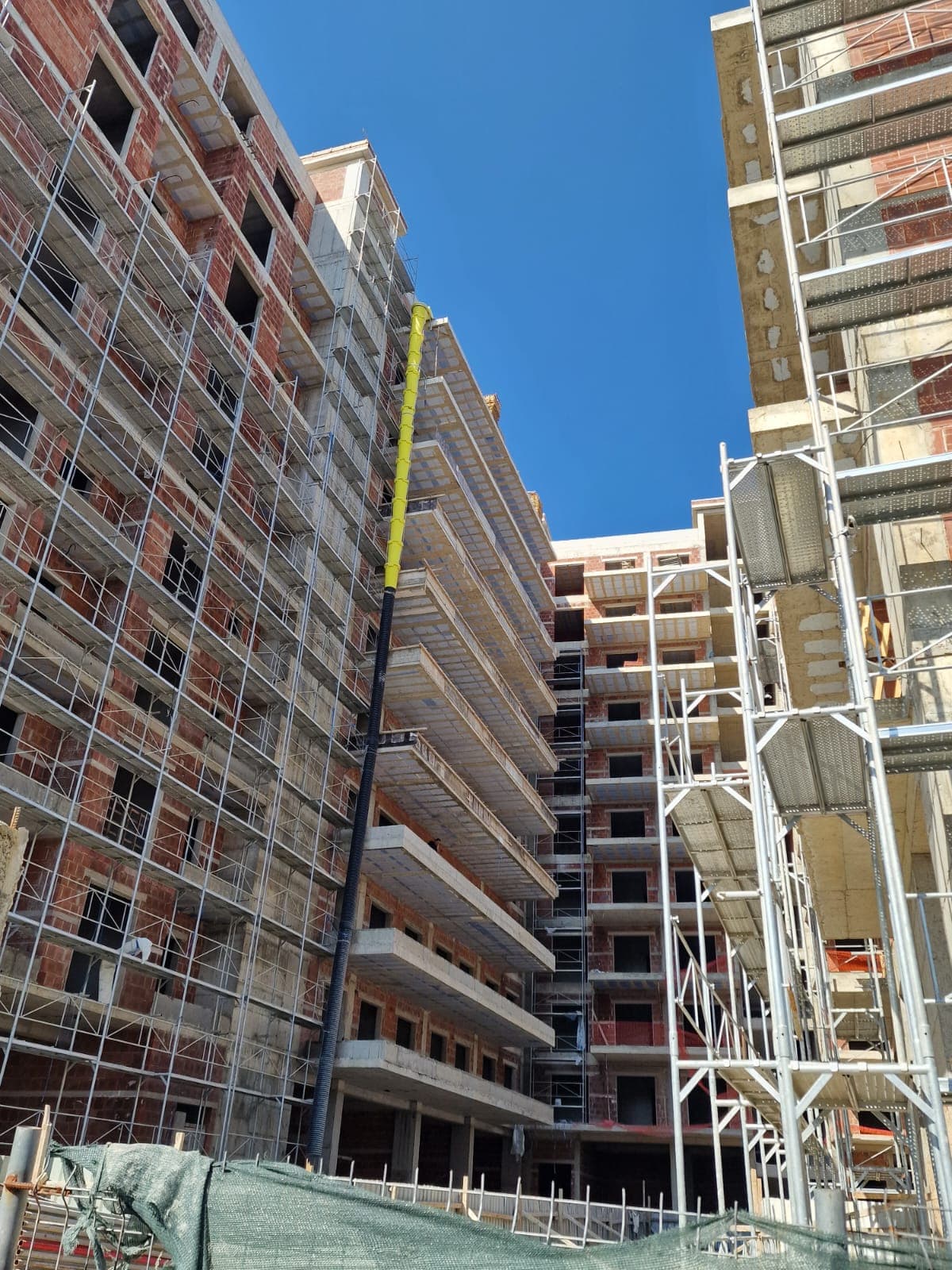 Shitet Apartament 2+1+2 Tek Ish Fusha e Aviacionit 4