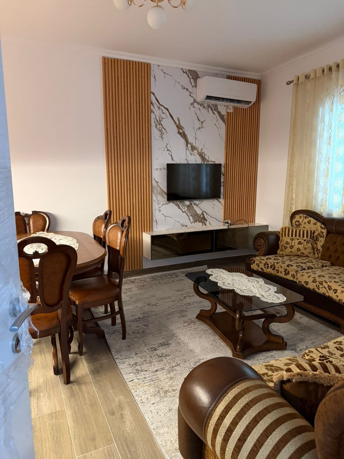 Jepet Apartament Me Qera 2+1+Verande Tek Bulevardi i Ri/600 Euro