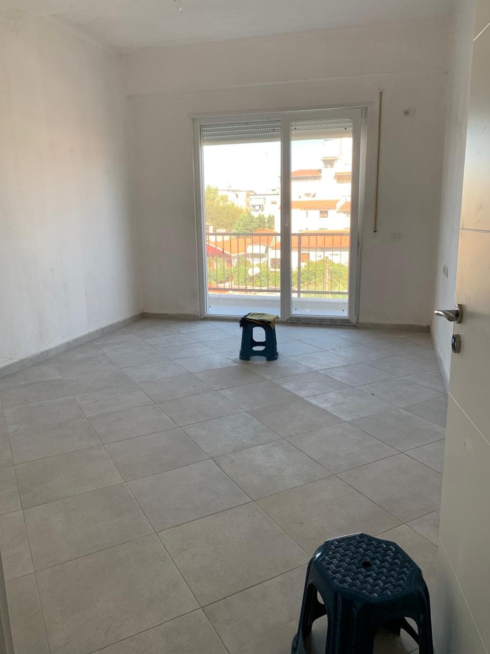 Shitet apartament 2+1 Tek Xhamlliku 3