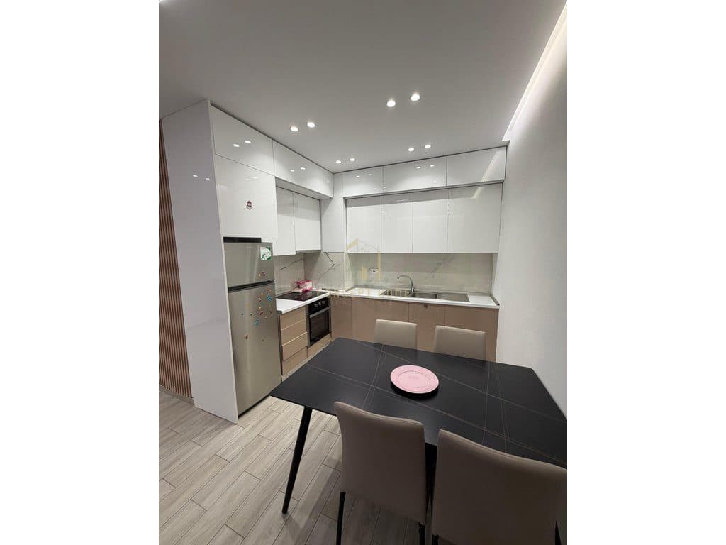 Jepet me qera Apartamenti 1+1 Qender Tirane 2