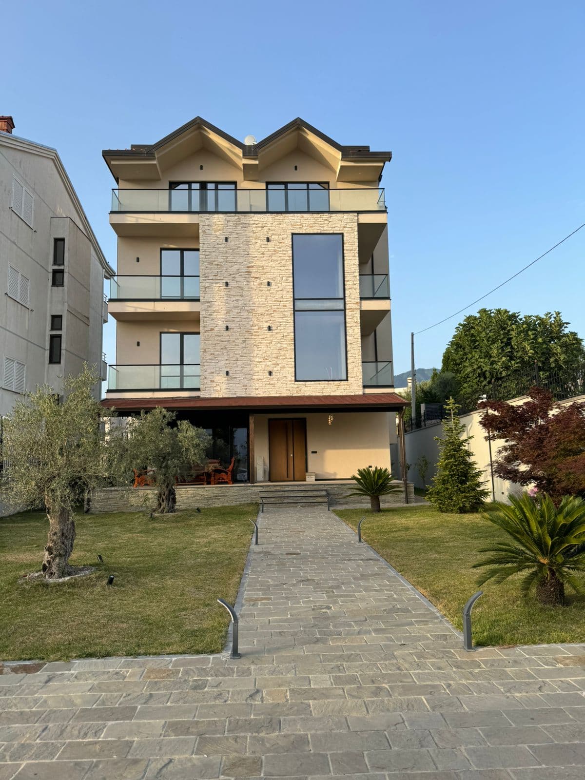 Vilë 4-katëshe me qira në Farkë, Tiranë - 3000€ | 400 m²