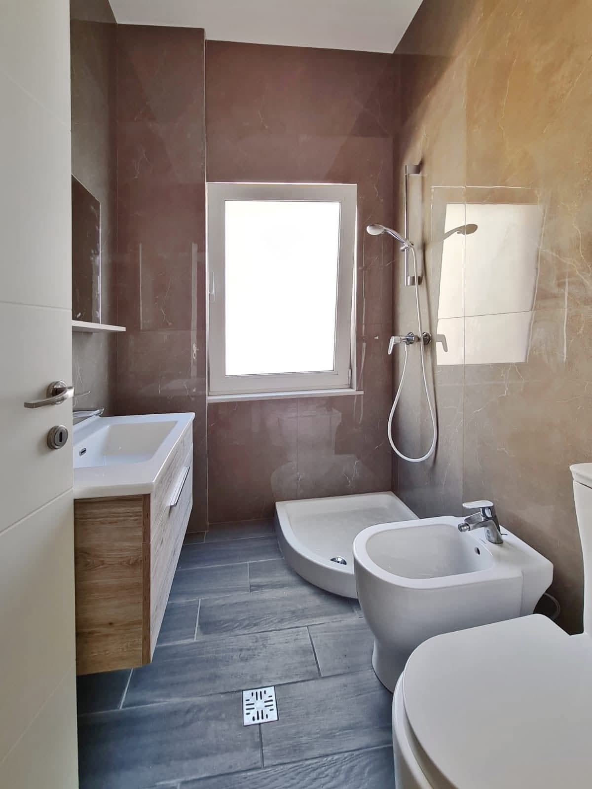 Jepet me qera Apartament luksoz tek Komuna e Parisit 4