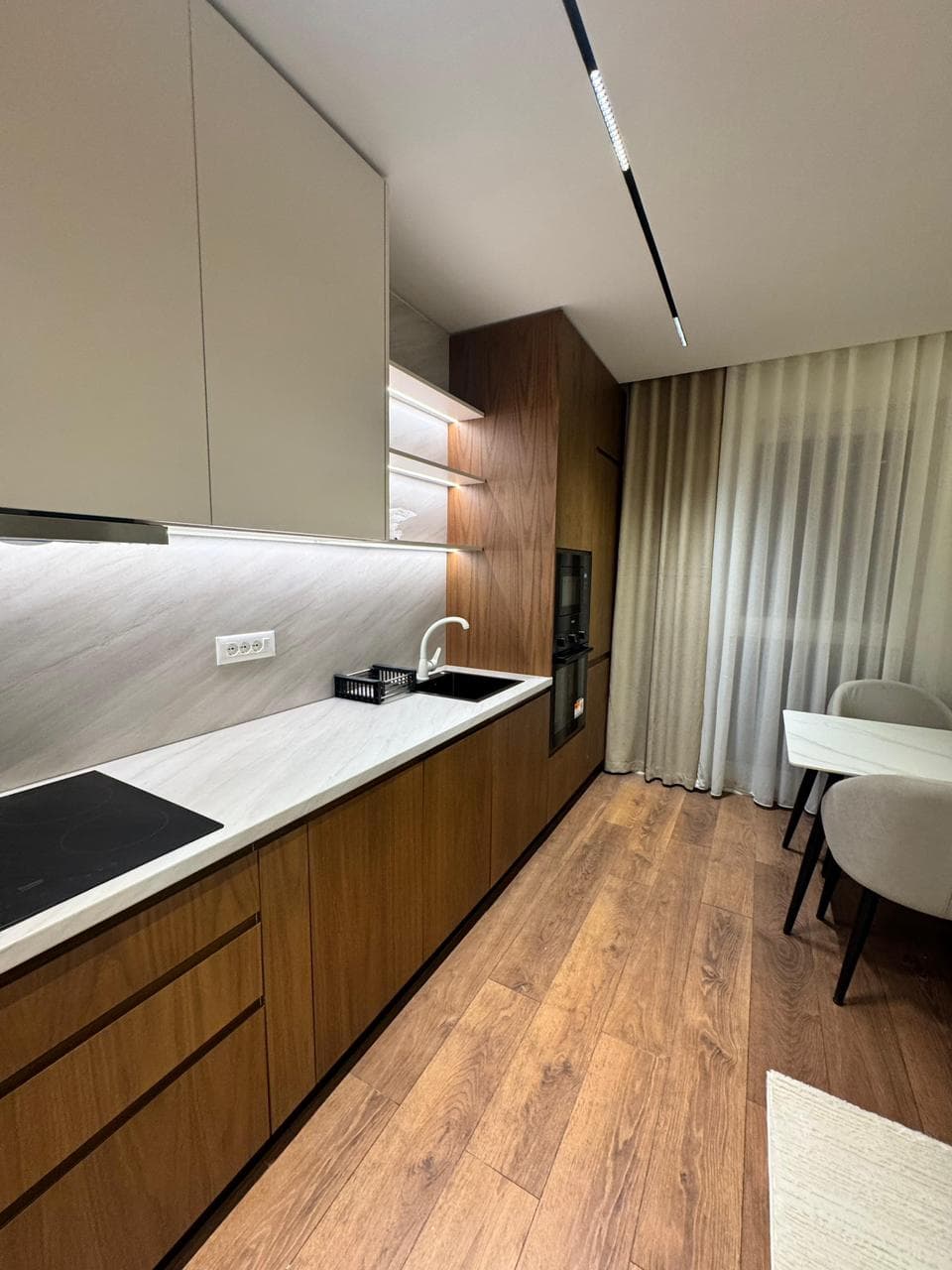 Apartament me qera 2+1+post parkimi ne Xhamllik. 2