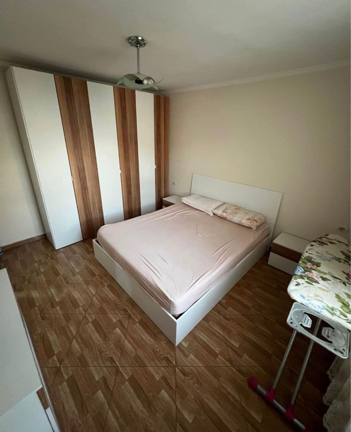 ?Jepet me qera apartament 1+1 tek "21 Dhjetori" 3