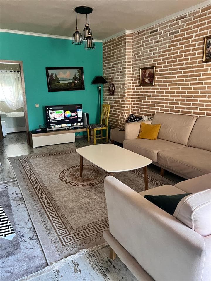Jepet me qera super apartament 2+1 Te Komuna Parisit