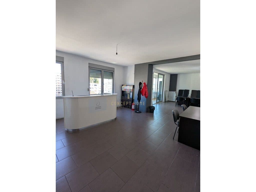 Jepet me qera ambient ne Zog te Zi/Çmimi:750 Euro/muaji 2