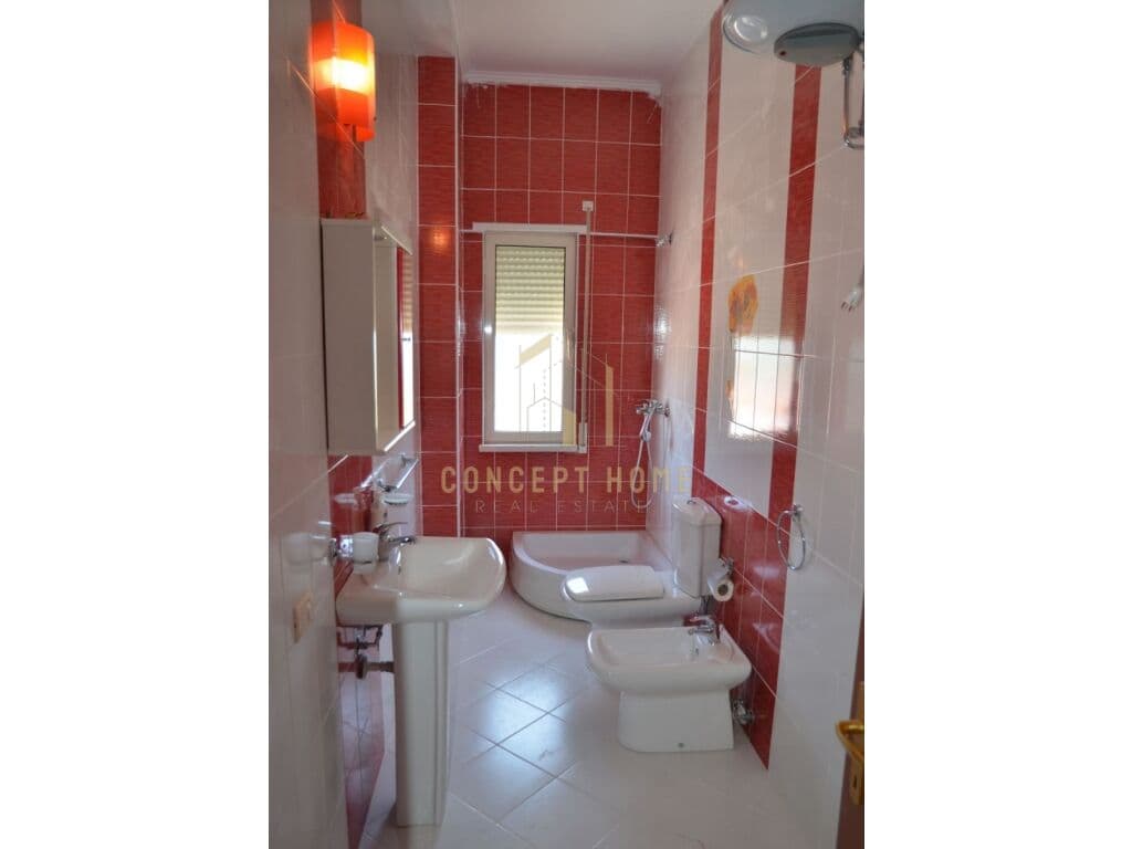 Jepet me qera Apartament 4+1+3 tek Liqeni i thate 3