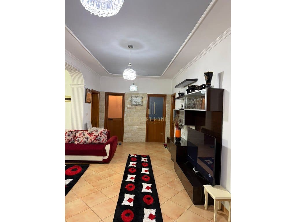 Jepet me qera shtepi private 2+1 ne 5 Maj 2