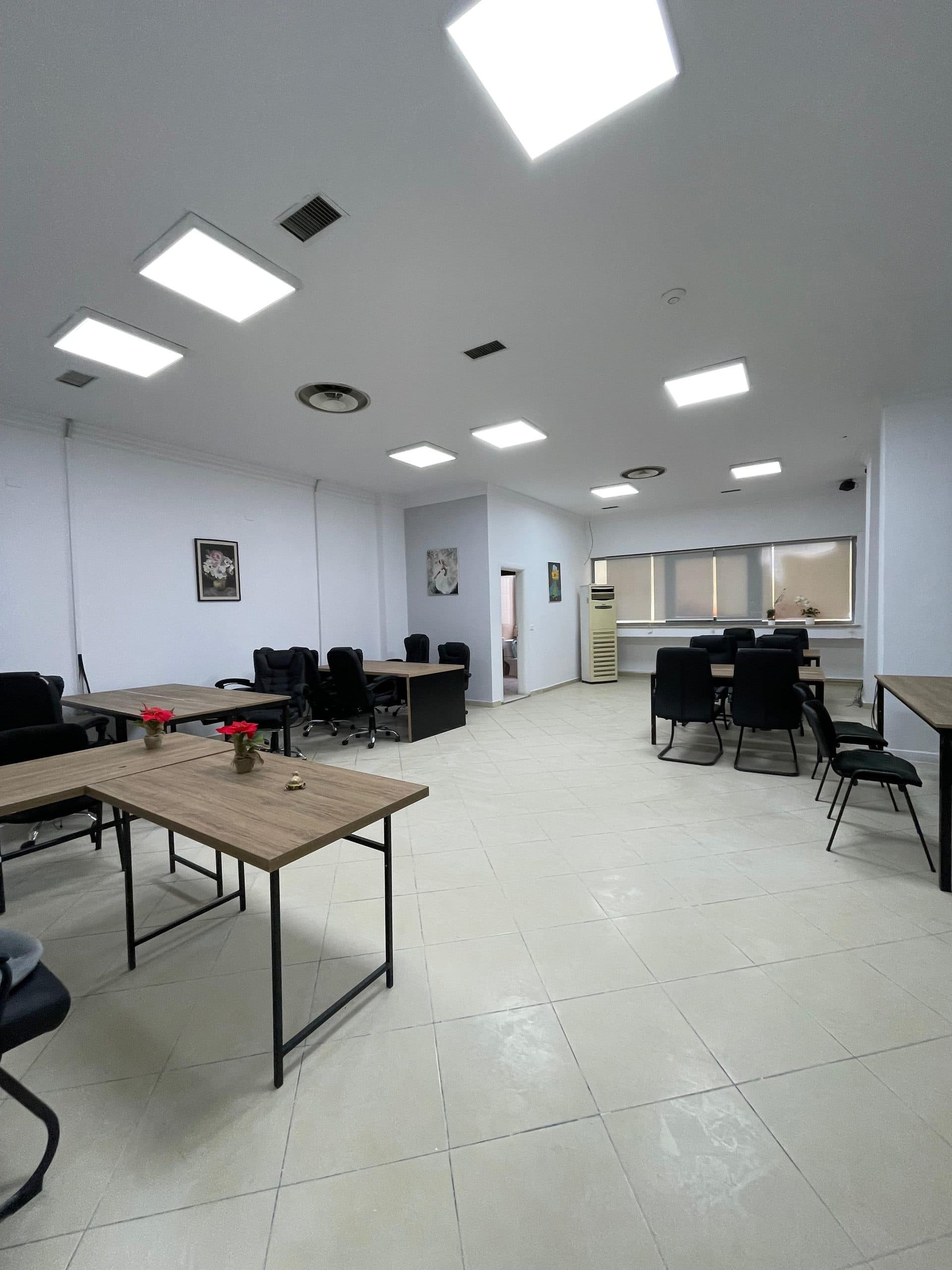 Jepet ambient biznesi me qera tek Condor Center. 2