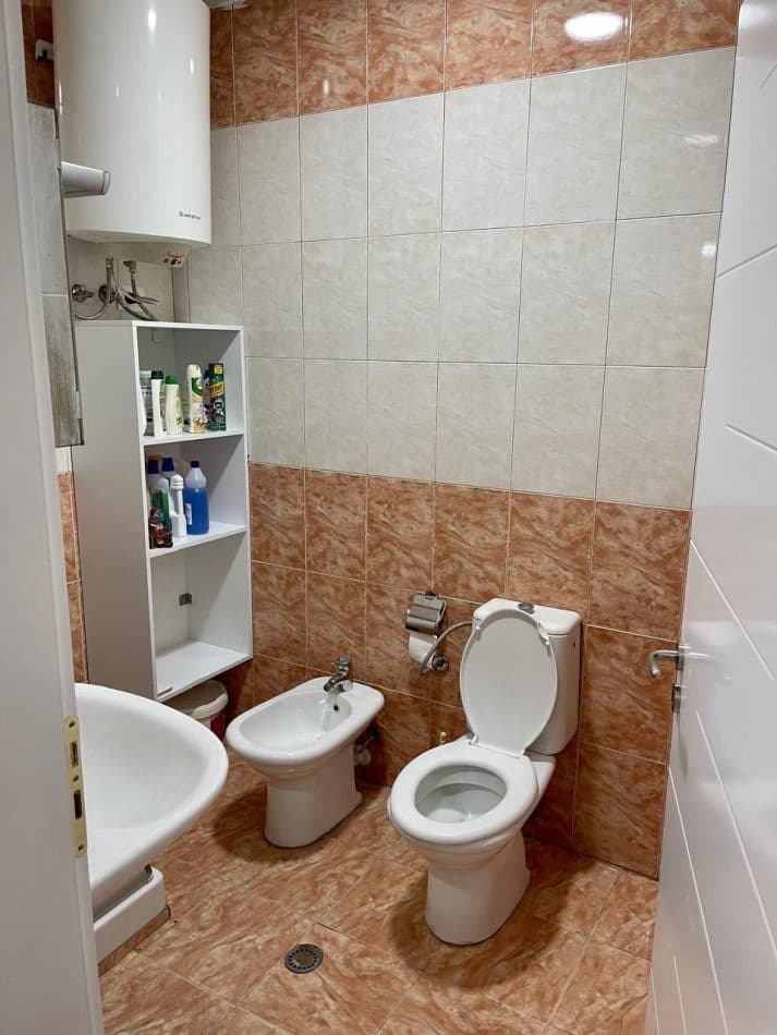 Shitet apartament 1+1 tek Komuna e Parisit