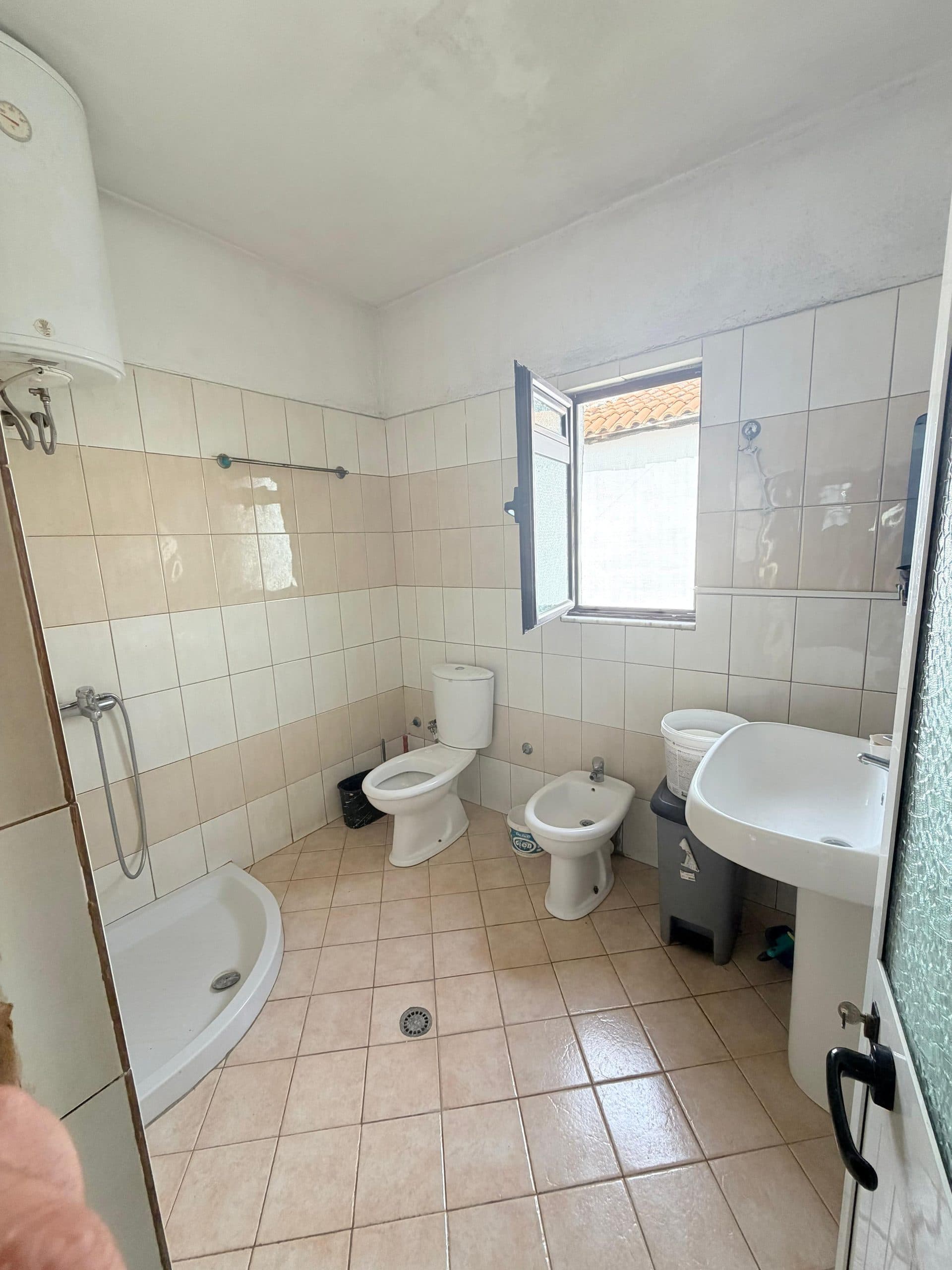 Jepet me qera shtepi private 3+1, ne Kamez 3