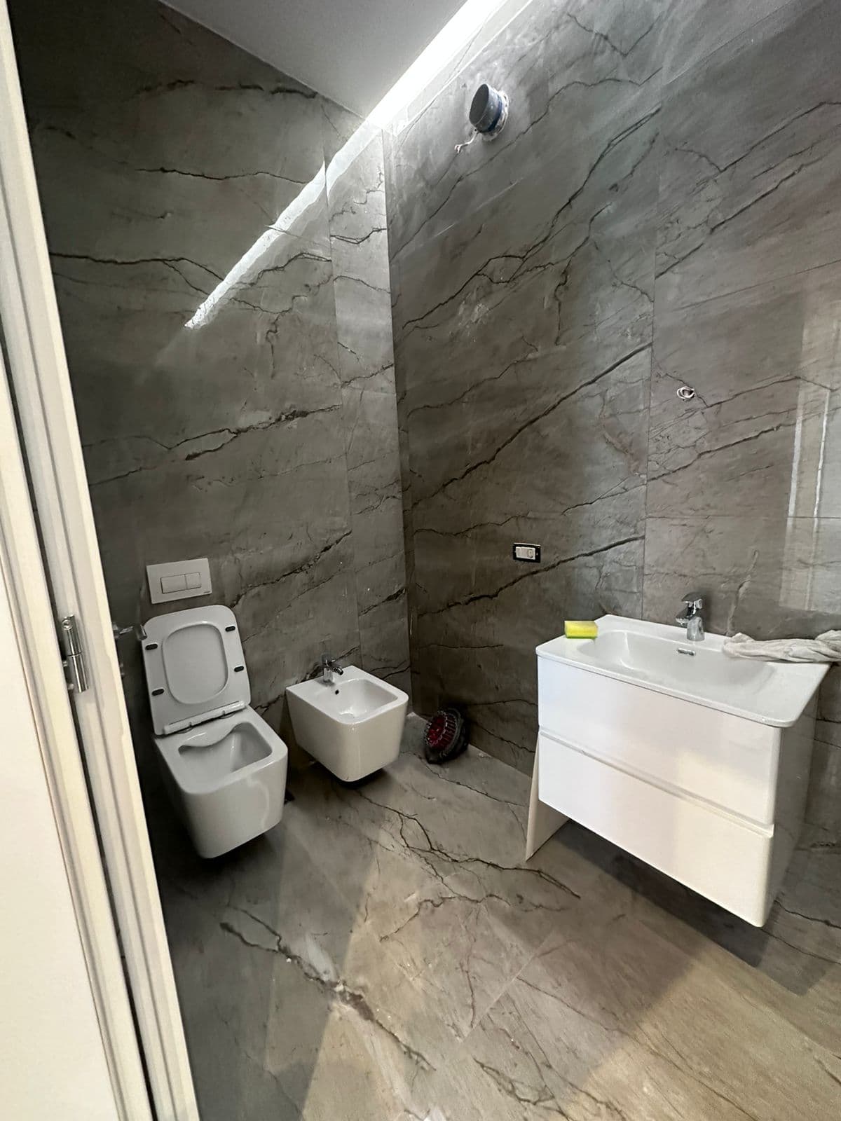 Jepet me qera Apartament 2+1+2+ parkim tek Kompleksi Delijorgj-1300 eur 2