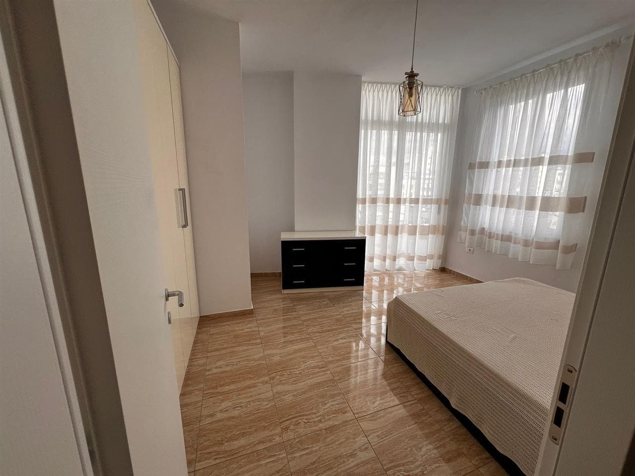 Jepet apartament me qera 3+1 Ne Astir 2